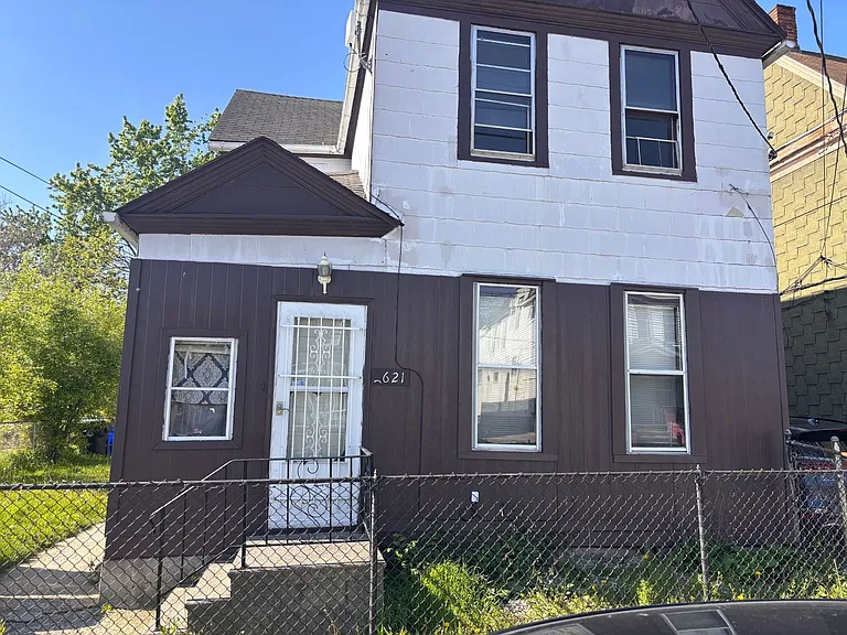 3621 Sackett Ave — Photo 2
