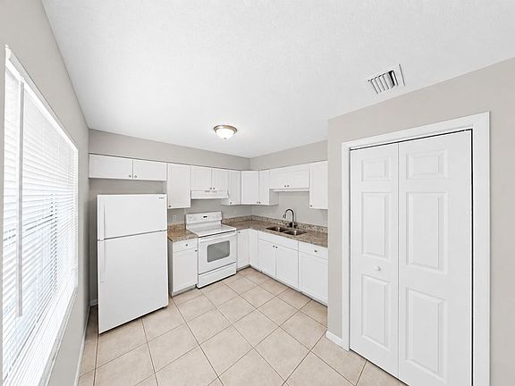 4th image of 921 E Poinsettia Ave APT B