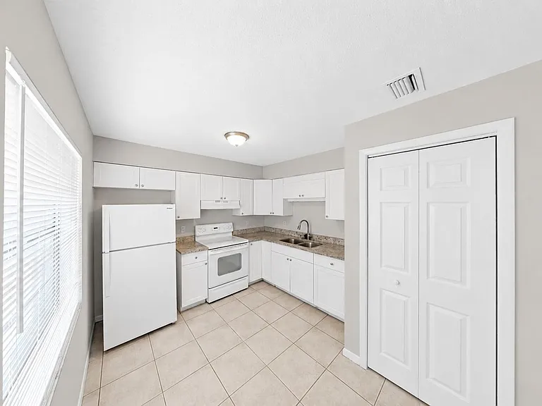 921 E Poinsettia Ave — Photo 4