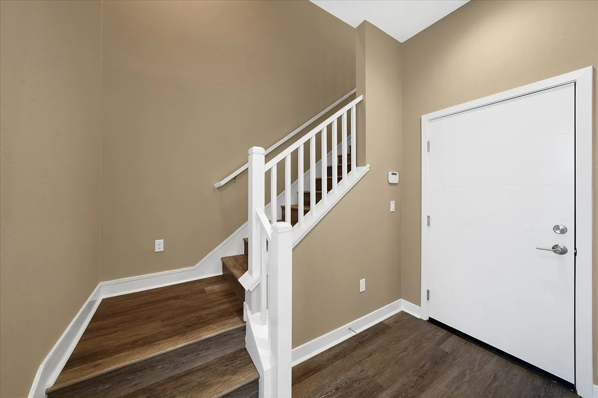 3 bed, 3.5 bath, 1740 sqft, $4,050 — Photo 4