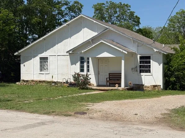 902 W Thompson St, Jacksboro, TX 76458