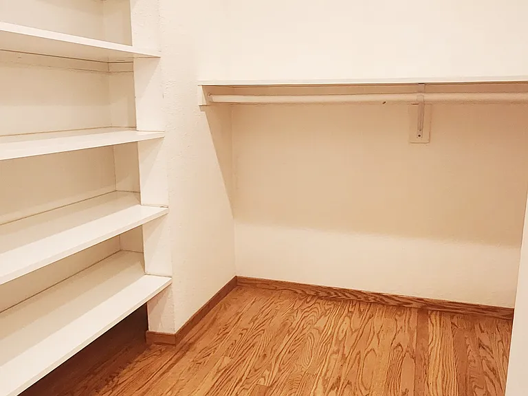 WALK-IN CLOSET
