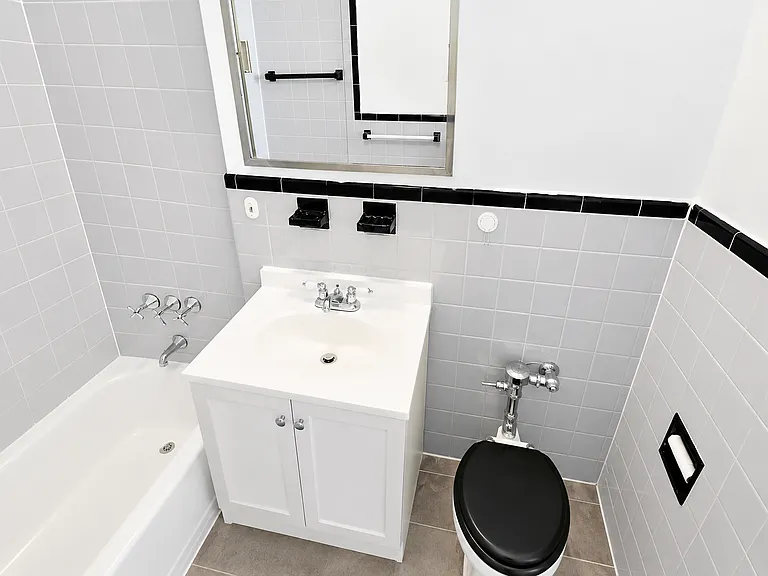 340 E 58th St #2B — Photo 3