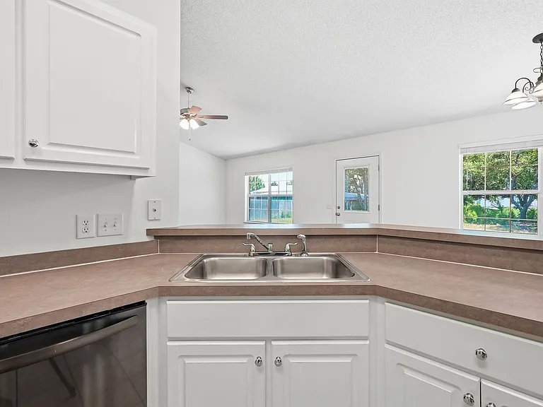 2030 Hawthorne Dr — Photo 14