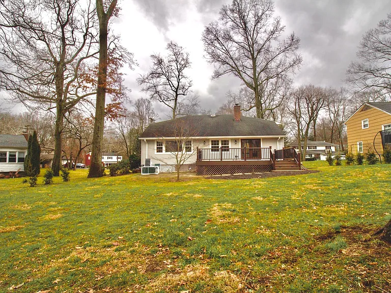 4 Susan Ct — Photo 23