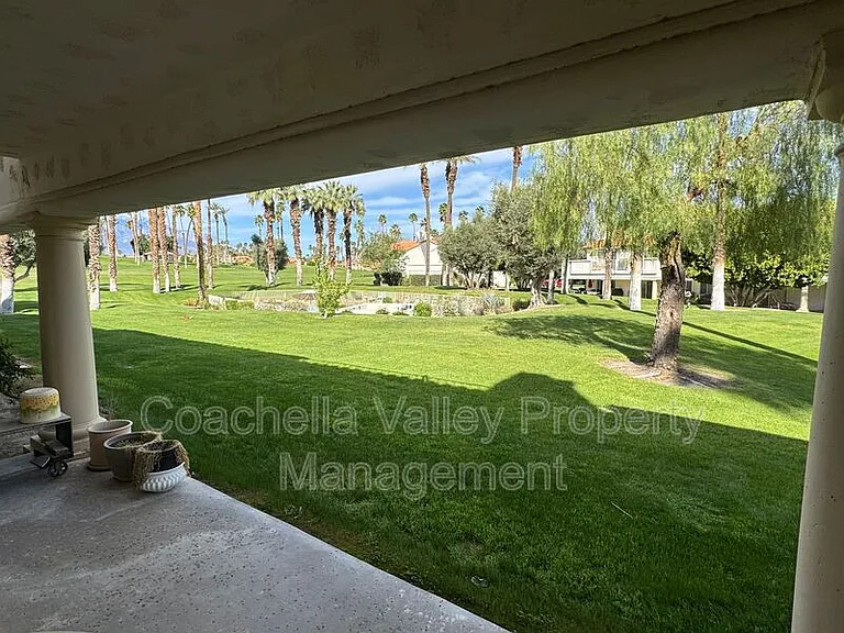289 Vista Royale Cir W — Photo 3
