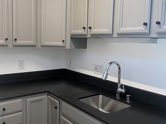 4th image of 717 Sutter Ave #717