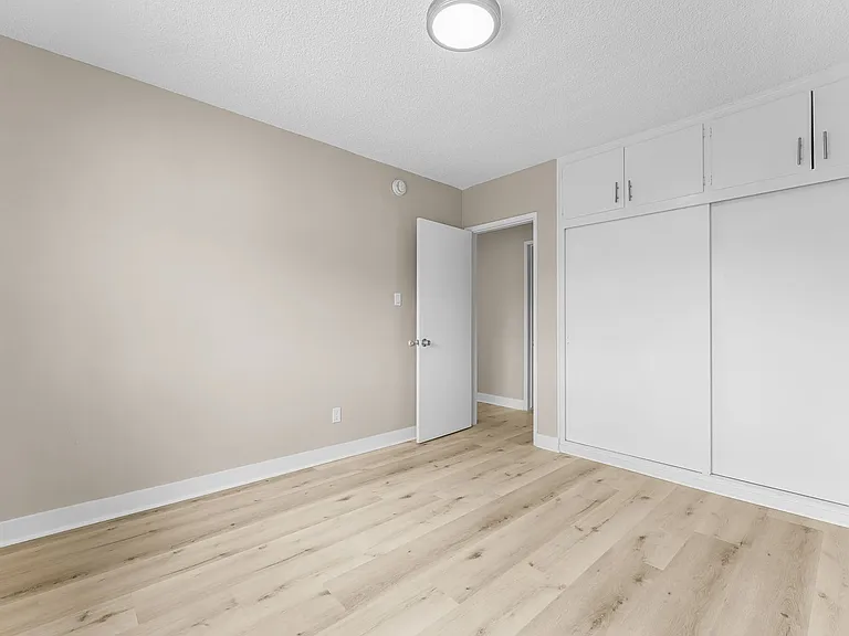 531 W Hyde Park Blvd #9 — Photo 8
