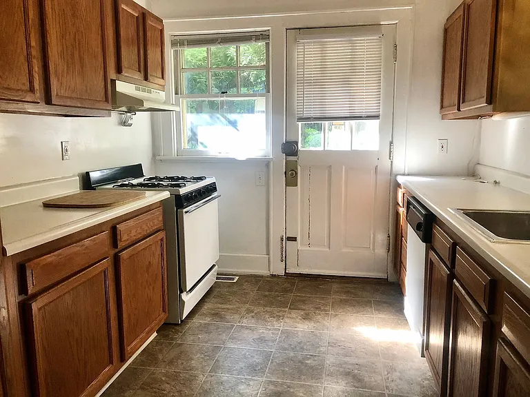 2034 Iuka Ave — Photo 5