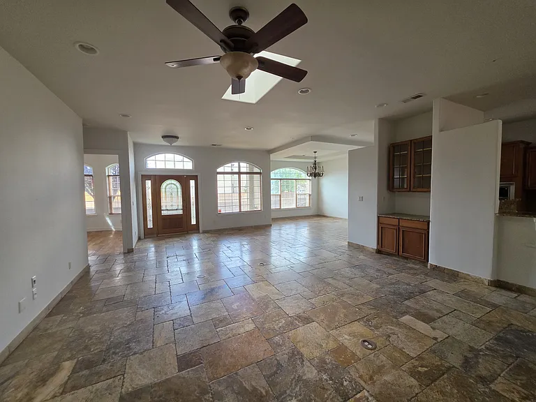 8400 Oakland Ave NE — Photo 4
