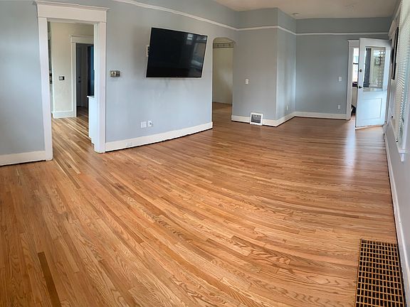 3rd image of 810 S Lawrence St
