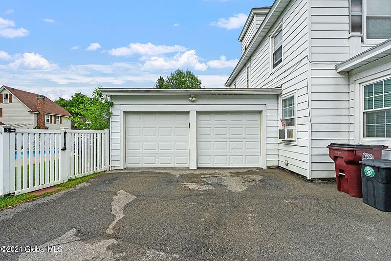 5th image of 107 Kingsboro Ave Avenue