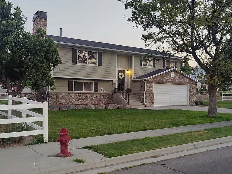 Front view of 0.25 acre yard