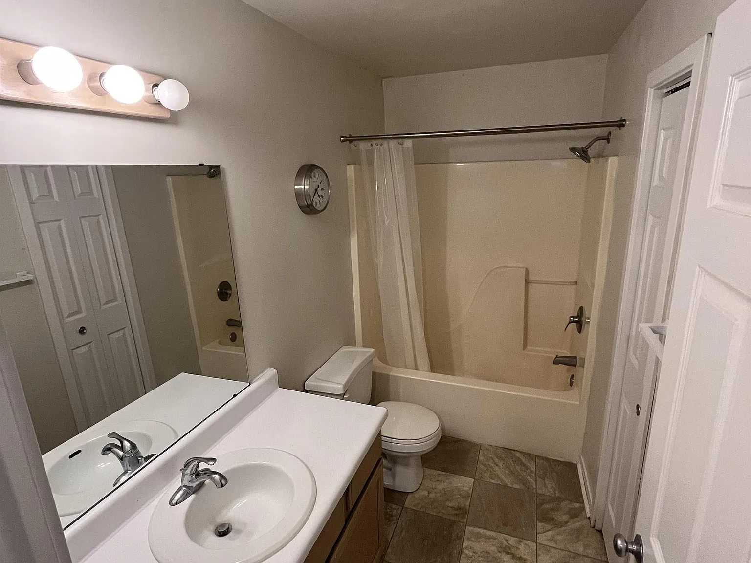 10 Family - Green Meadow Court - 8004 — Photo 4