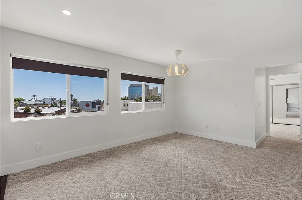 2 bed, 950 sqft, $4,950 — Photo 4