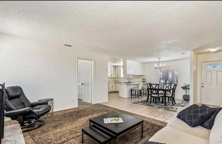 14820 Riverside St — Photo 3
