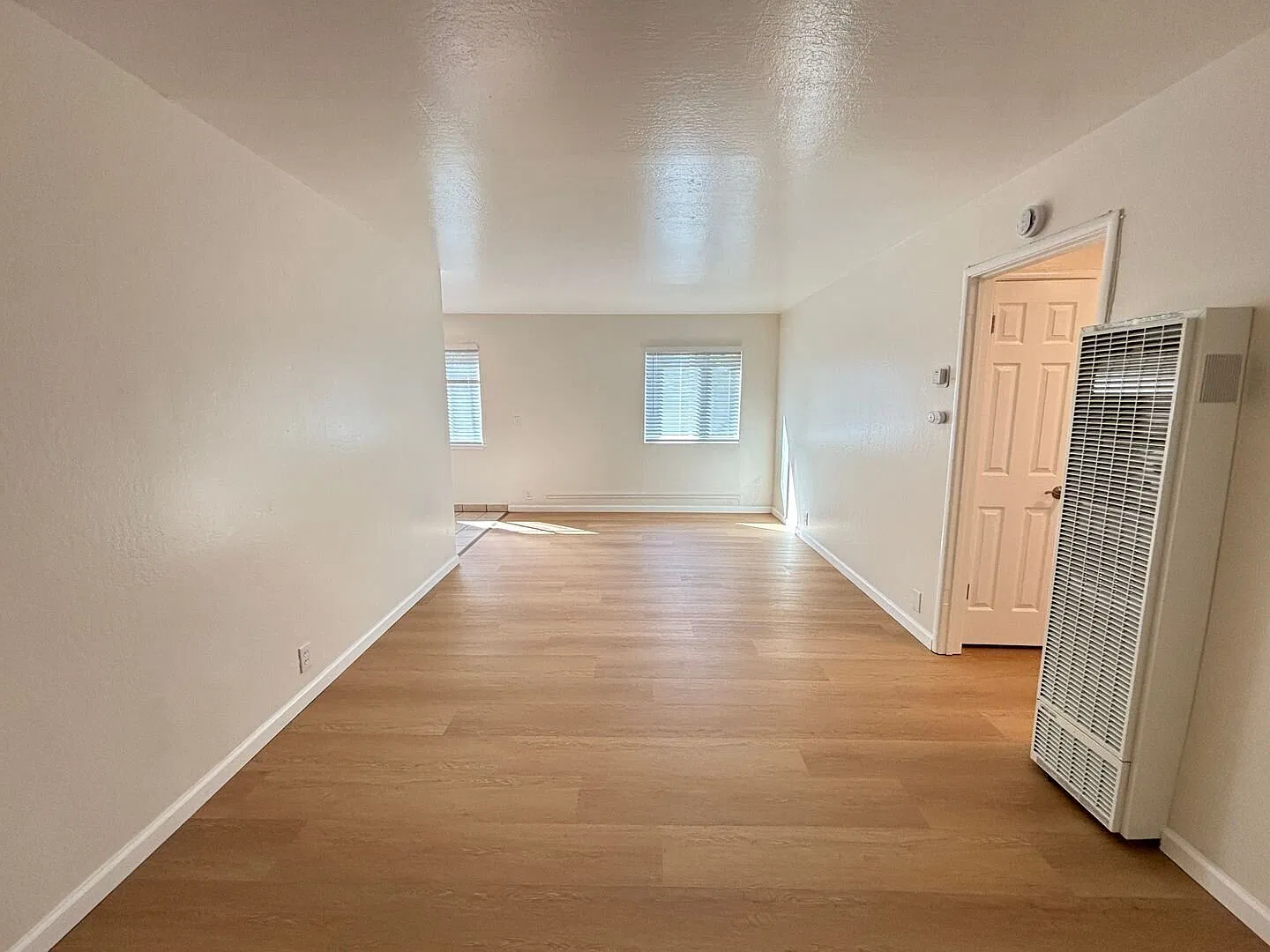 Spacious two bedroom with great light. Parking included! — Photo 1