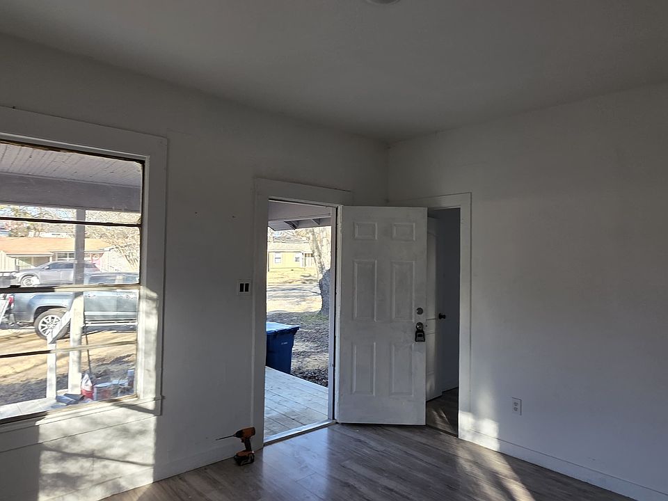 2nd image of 728 E Main St