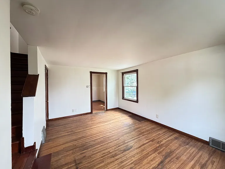 160 Woodward Ave — Photo 2