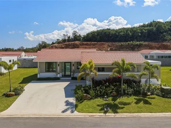 794 Helicornia St, Dorado, PR 00646