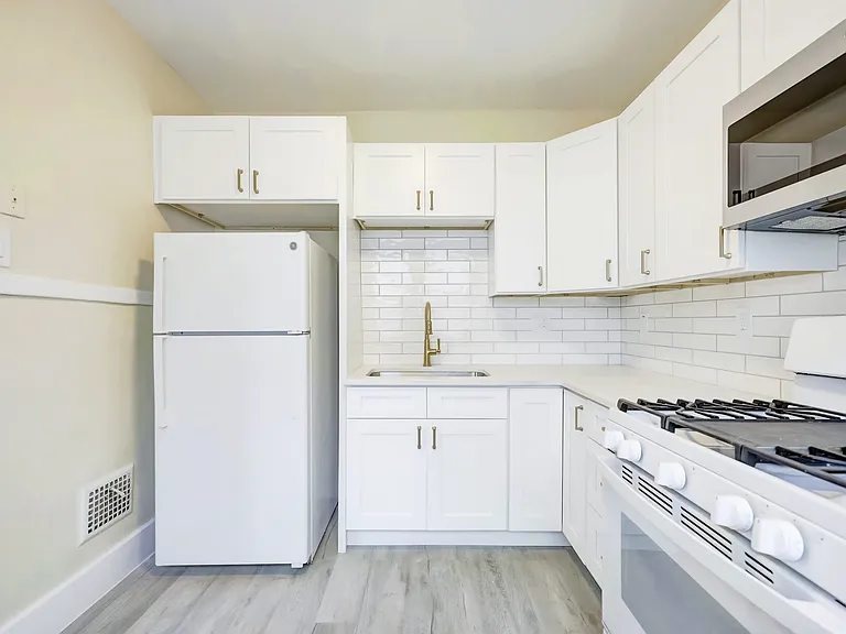 338 E Webster Ave — Photo 32