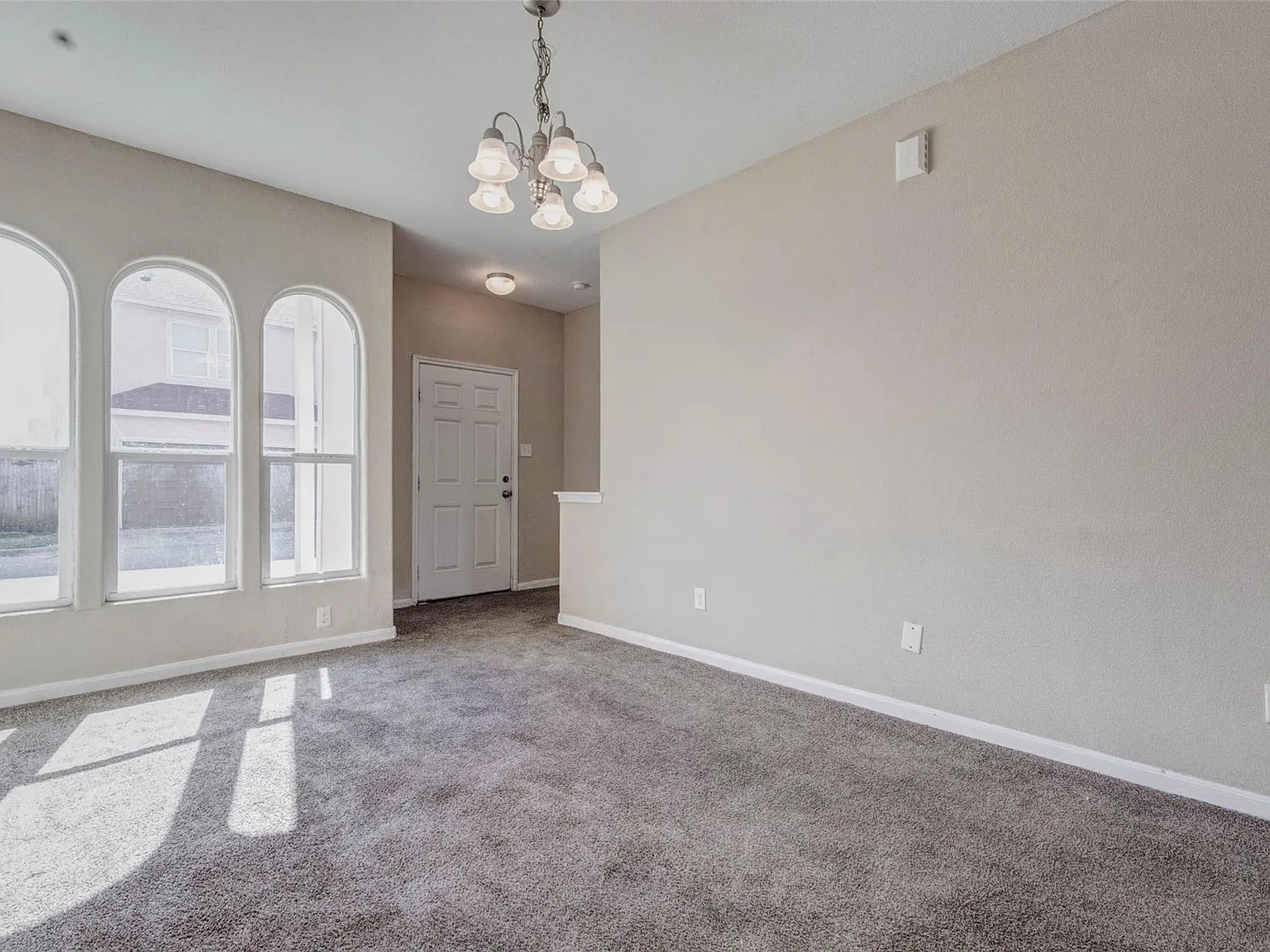 4 bed, 2.5 bath, 1302 sqft, $1,895 — Photo 2