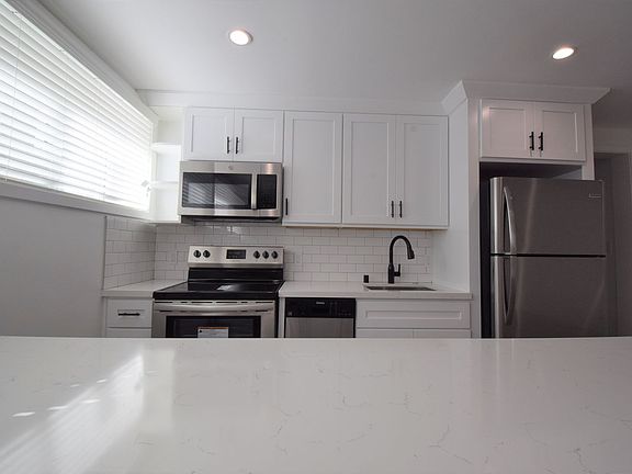 5th image of 19425 Haynes St #22