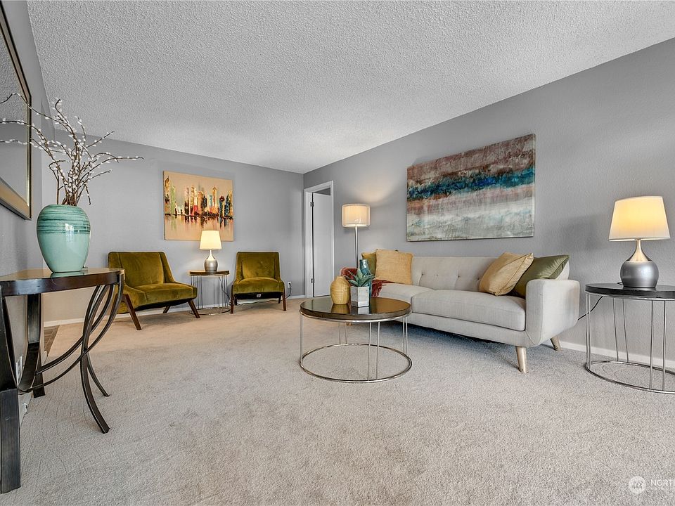 Open concept living! The kitchen, dining, and living rooms flow easily together.>