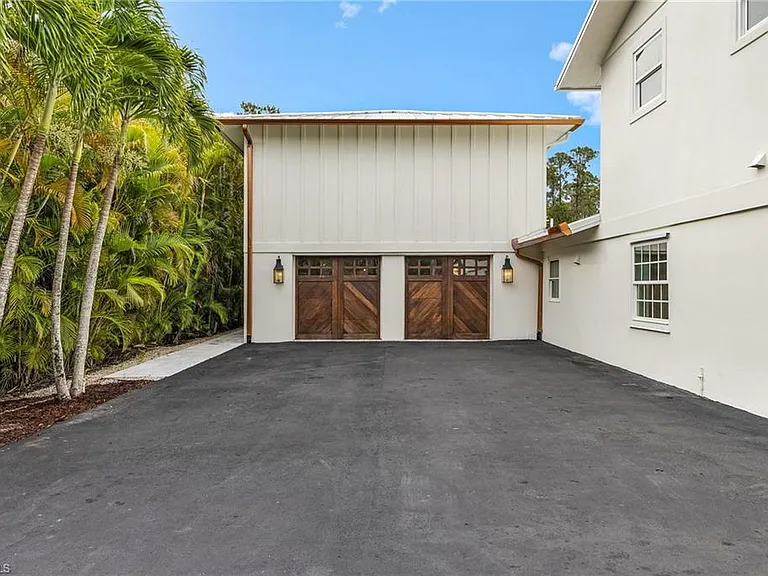 6155 Standing Oaks Ln — Photo 5