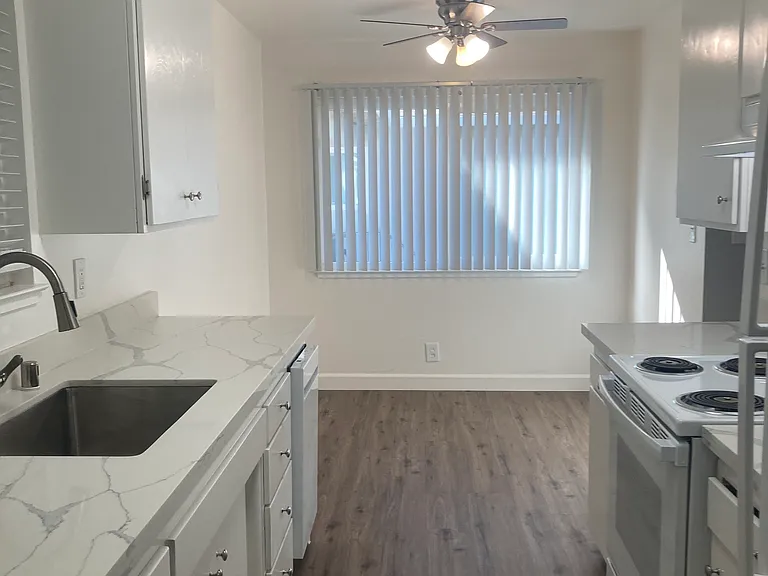 Del Prado Apts — Photo 14