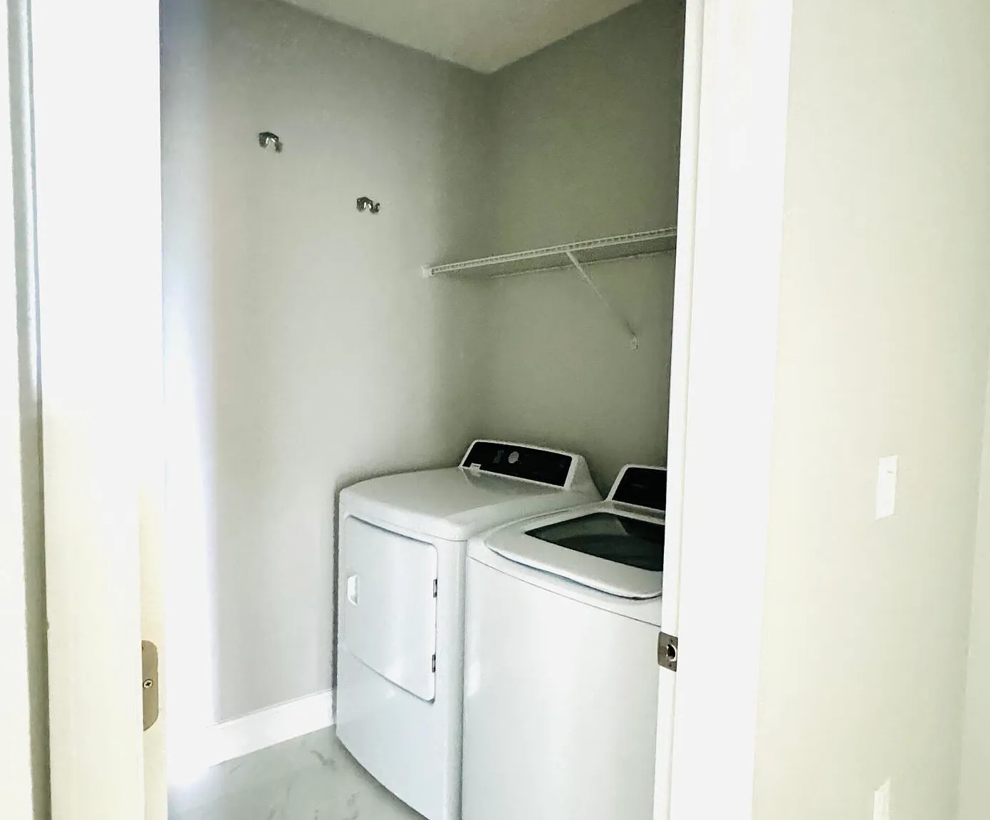 4 bed, 2.0 bath, 1934 sqft, $2,600 — Photo 2