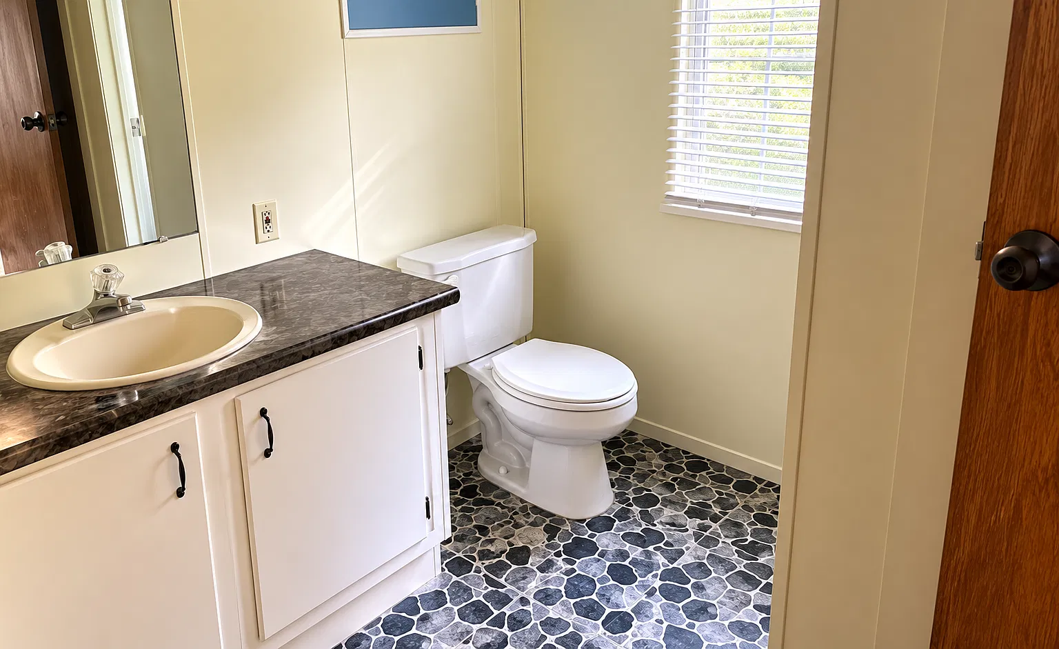 3 bed, 1.5 bath, 1188 sqft, $1,050 — Photo 4