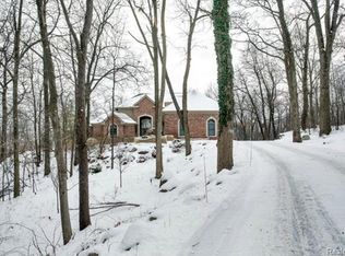 5086 Hilltop Estates Dr, Clarkston, MI