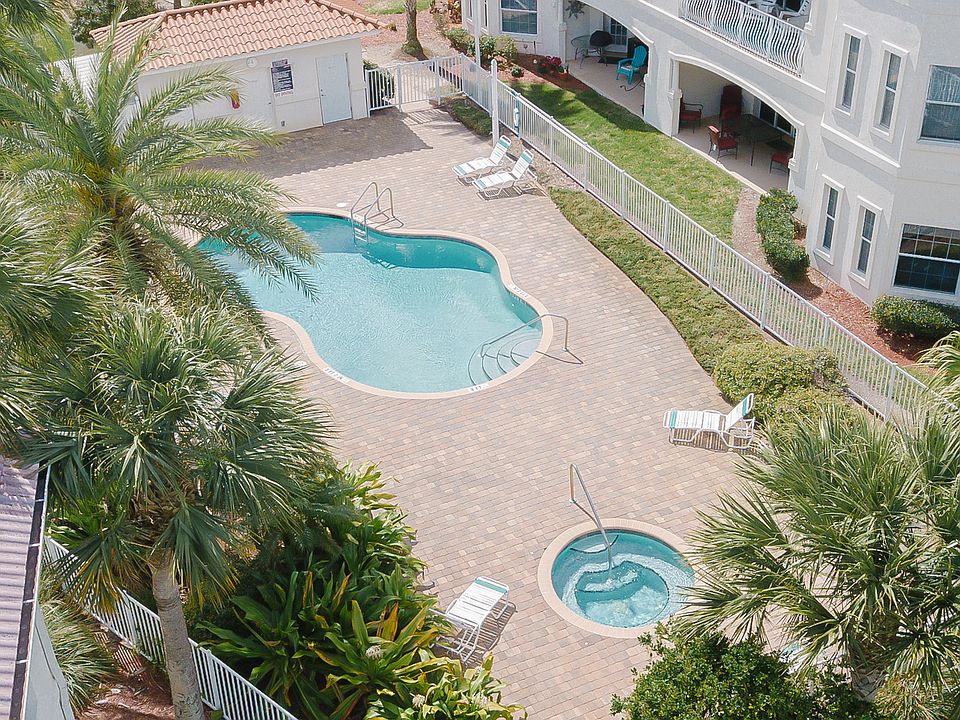 Sparkling Pool and jacuzzi off the back porch.