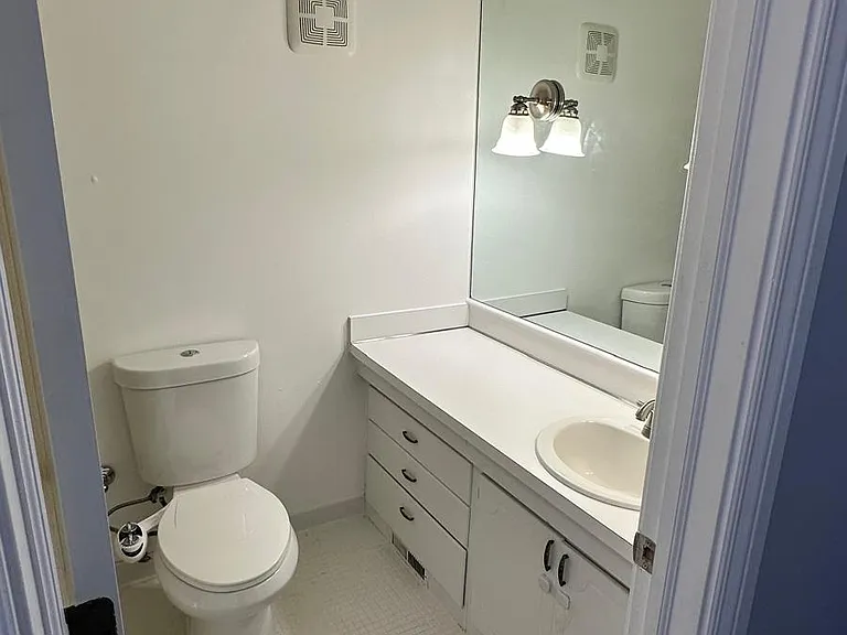 653 E Fox Hills Dr — Photo 24