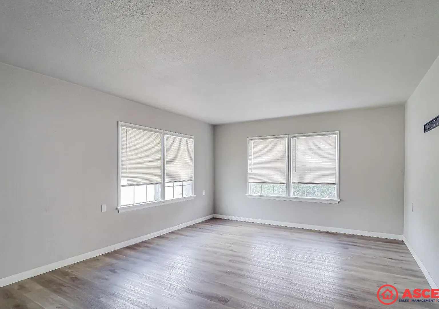 Spacious 3BD/1BA in Bakersfield Water, Sewer & Trash Included! — Photo 4