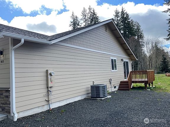 2nd image of 100 NE Eagle Crest Pl