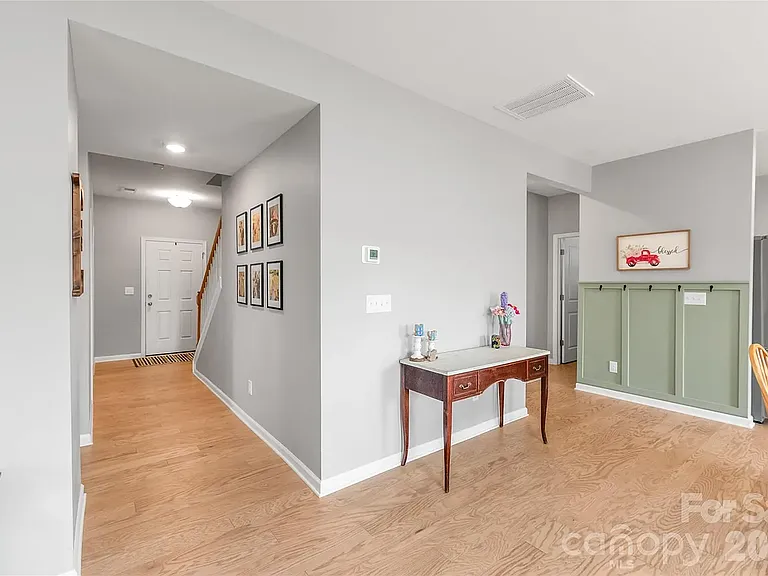 460 Caleb St — Photo 8