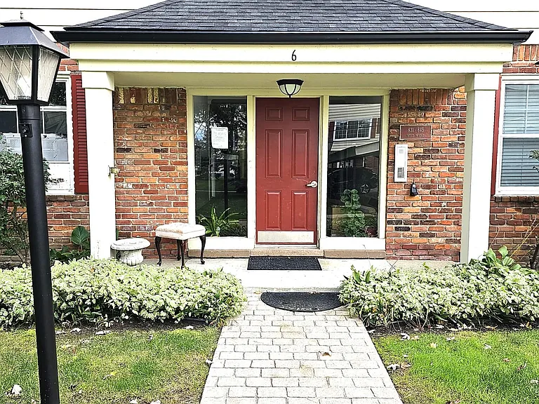 739 W Maple Rd — Photo 3