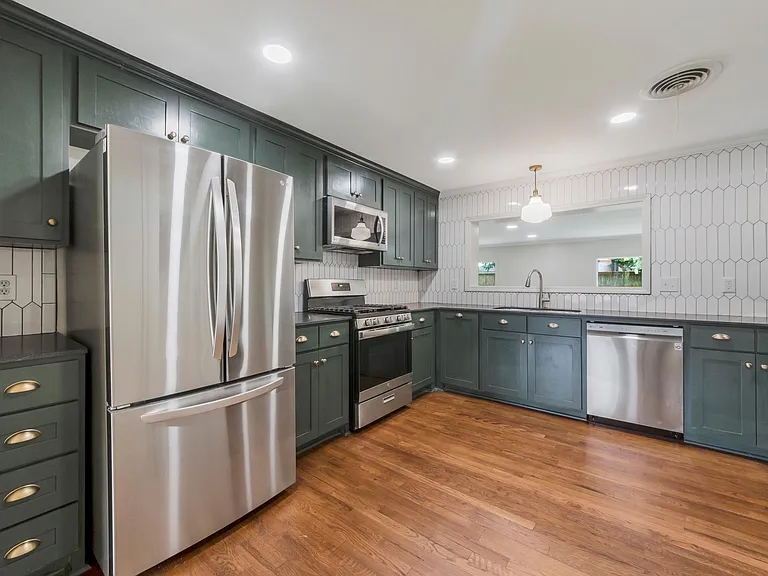 900 Oaklawn Ave — Photo 3