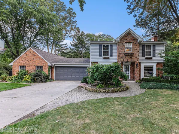 3576 Beach Rd, Troy, MI 48084
