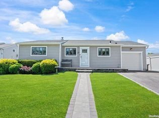 27 Cynthia Ln, Plainview, NY 11803