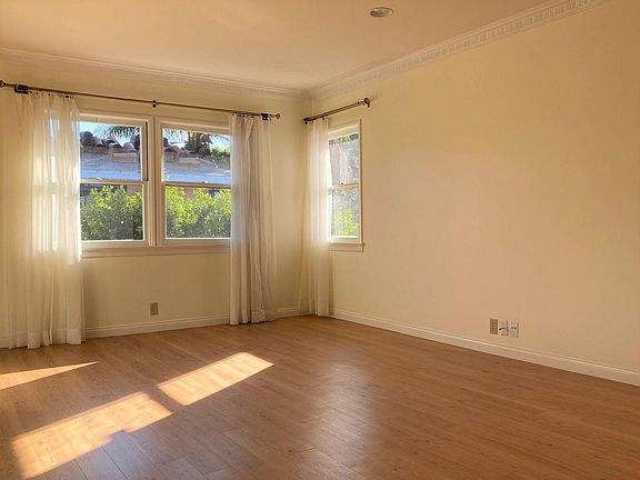 Living Room - deco cornice and hardwood floors