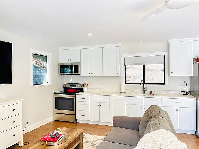 Montair Dr — Photo 11