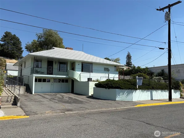 10 W Dewberry Avenue, Omak, WA 98841