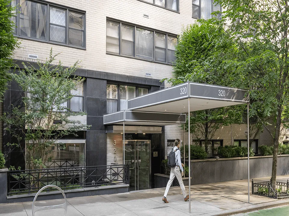 320 E 52nd St #15PHB