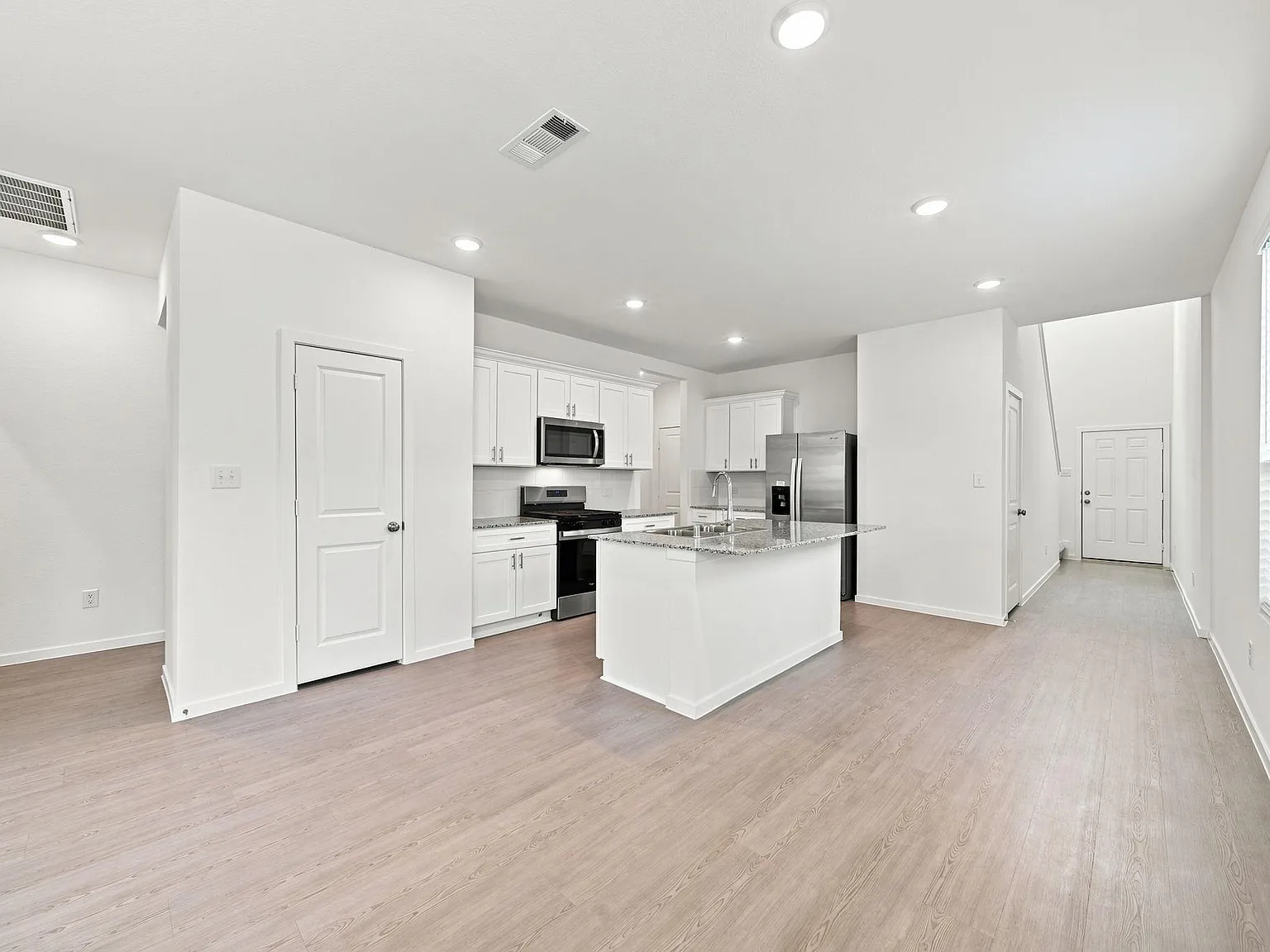 4 bed, 2.5 bath, 2536 sqft, $2,399 — Photo 3