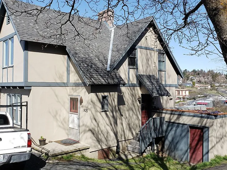 935 NE Maple St — Photo 2