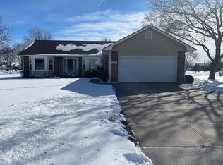1301 Wood Bridge Ct, Hutchinson, KS 67502