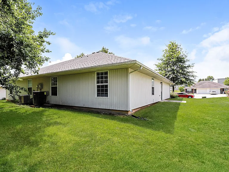 514 NW Woodbury Dr — Photo 15